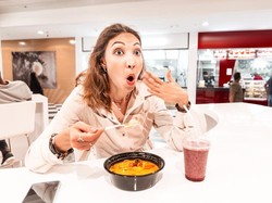 Aturan Makan 20 Menit, Ini 5 Risiko Penyakit karena Makan Terlalu Cepat