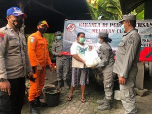 SPKKL Bakamla Bali Salurkan Sembako untuk Warga Pesisir