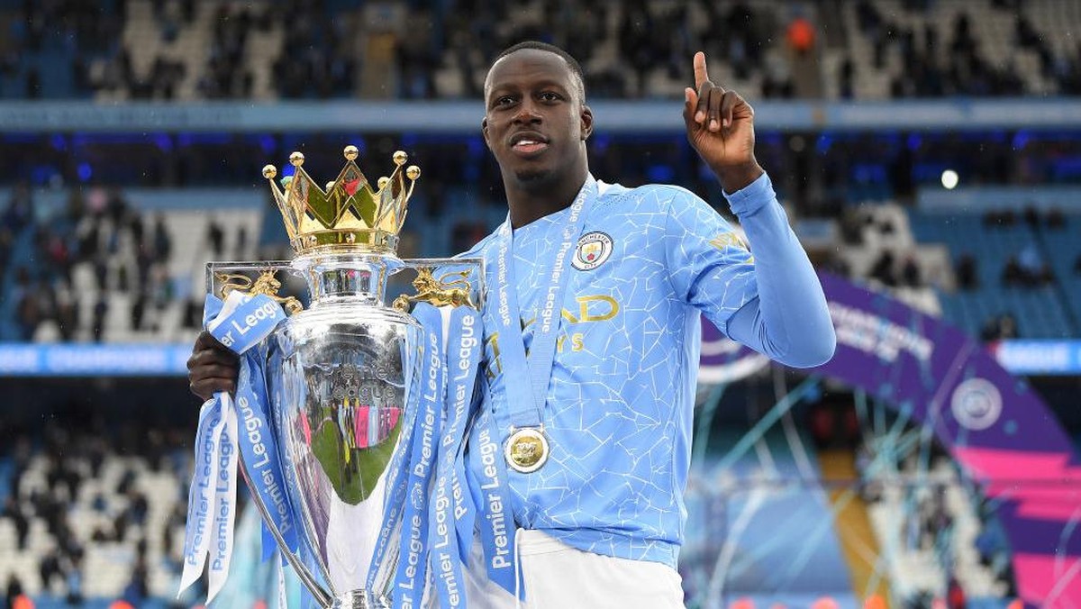 Benjamin Mendy saat merayakan juara Liga Inggris bersama Man City. (Foto: Getty Images/Michael Regan)