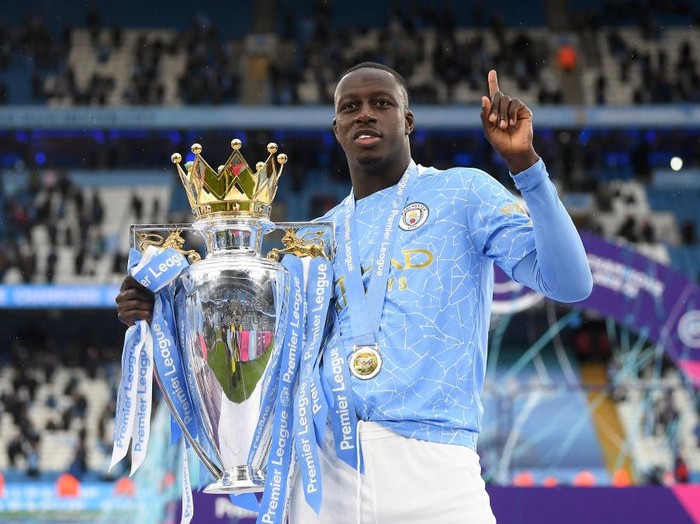 MANCHESTER, ENGLAND - MAY 23: Benjamin Mendy of Manchester City celebrates with the Premier League Trophy as Manchester City are presented with the Trophy as they win the league following the Premier League match between Manchester City and Everton at Etihad Stadium on May 23, 2021 in Manchester, England. A limited number of fans will be allowed into Premier League stadiums as Coronavirus restrictions begin to ease in the UK. (Photo by Michael Regan/Getty Images)