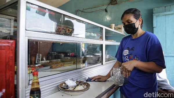 Komunitas Warung Tegal Nusantara (Kowantara) mengkritik aturan makan 20 menit selama PPKM level 4 di sejumlah wilayah.