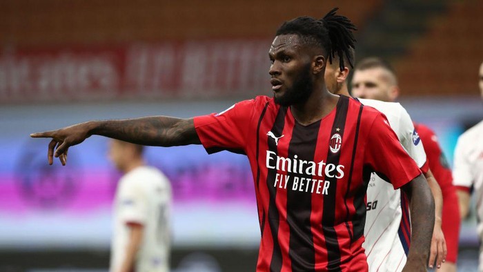 MILAN, ITALY - MAY 16: Franck Kessie of AC Milan gestures during the Serie A match between AC Milan  and Cagliari Calcio at Stadio Giuseppe Meazza on May 16, 2021 in Milan, Italy. (Photo by Marco Luzzani/Getty Images)