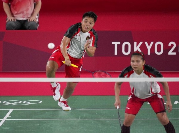 Greysia Polii/Apriyani Rahayu berhasil menjadi juara Grup A di cabang bulutangkis Olimpiade Tokyo 2020. Wakil Indonesia itu mengalahkan Yuki Fukushima/Sayaka Hirota 24-22, 13-21, 21-8.