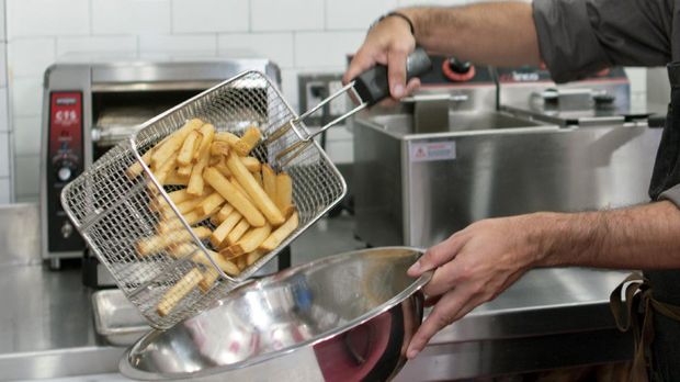 Chef Frederick Schoen-Kiewert fries potatoes to prepare The Creme de la Creme Pommes Frites, the world's most expensive french fries, according to the Guinness Book of World Records, at Serendipity 3 restaurant New York City, New York, U.S., July 23, 2021. Picture taken July 23, 2021. REUTERS/Eduardo Munoz
