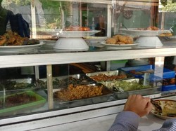 Benarkah Makan di Warteg Cuma Boleh 20 Menit? Mari Kita Coba