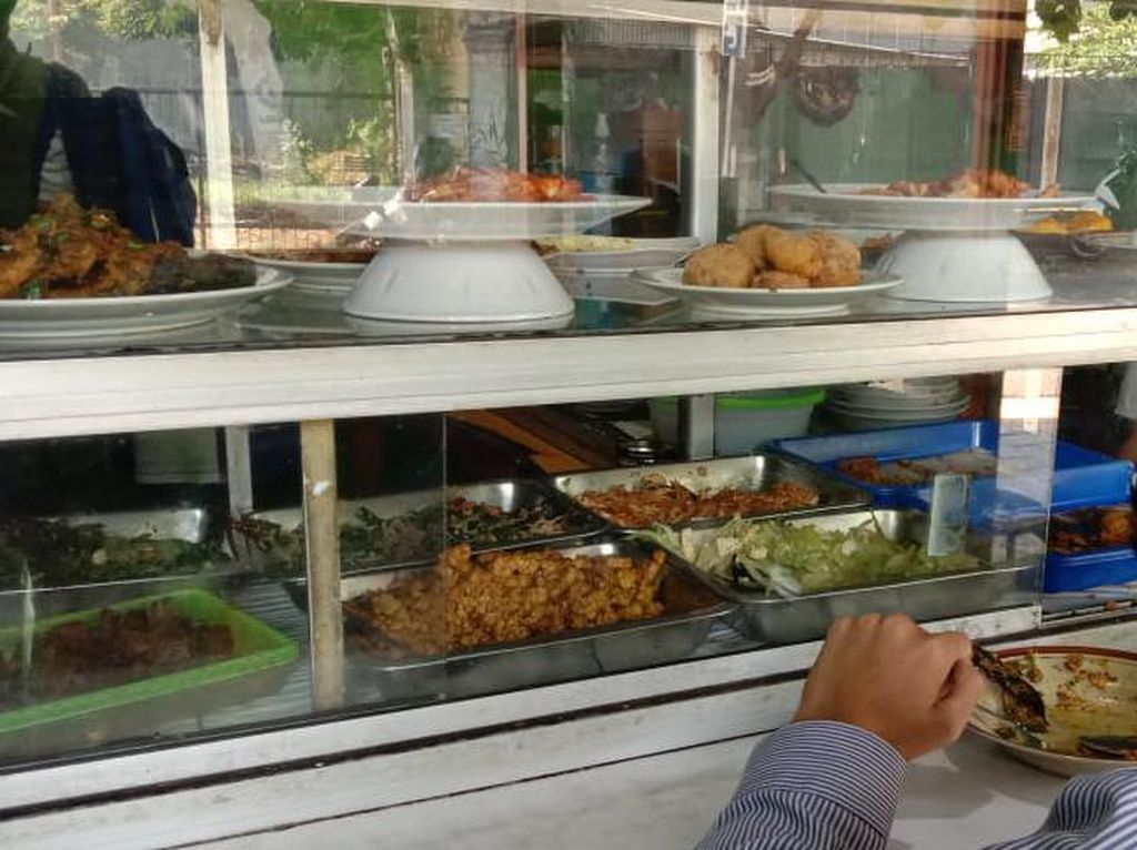 Benarkah Makan di Warteg Cuma Boleh 20 Menit? Mari Kita Coba Benarkah Makan di Warteg Cuma Boleh 20 Menit? Mari Kita Coba