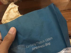 Jajan Cireng Bungkusnya Kantong Muntah, Netizen Ini Ngakak!