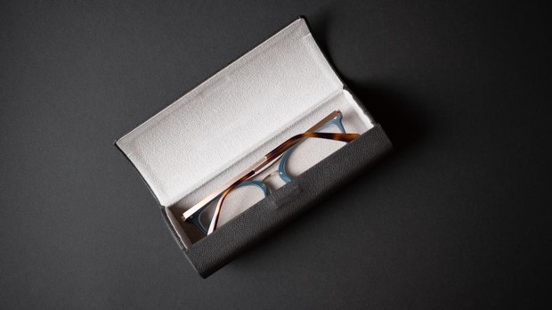 Kacamata/Foto: freepik/lmot902 Ketika sudah nggak digunakan, simpanlah kacamatamu dalam tempatnya.