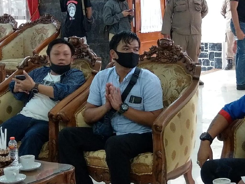 Kades di Trenggalek Minta Maaf soal Posting-an Hina Pekerja Seni Kades di Trenggalek Minta Maaf soal Posting-an Hina Pekerja Seni