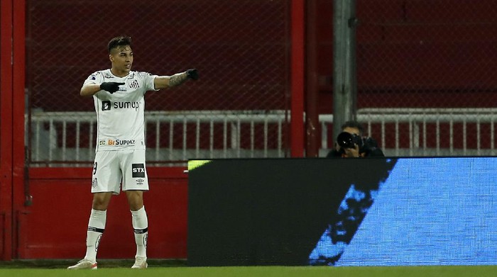 AVELLANEDA, ARGENTINA - JULY 22: Kaio Jorge of Santos celebrates after scoring the first goal of his team during a round of sixteen second leg match between Independiente and Santos as part of Copa CONMEBOL Sudamericana 2021 at Estadio Libertadores de América on July 22, 2021 in Avellaneda, Argentina. (Photo by Gustavo Ortiz - Pool/Getty Images)