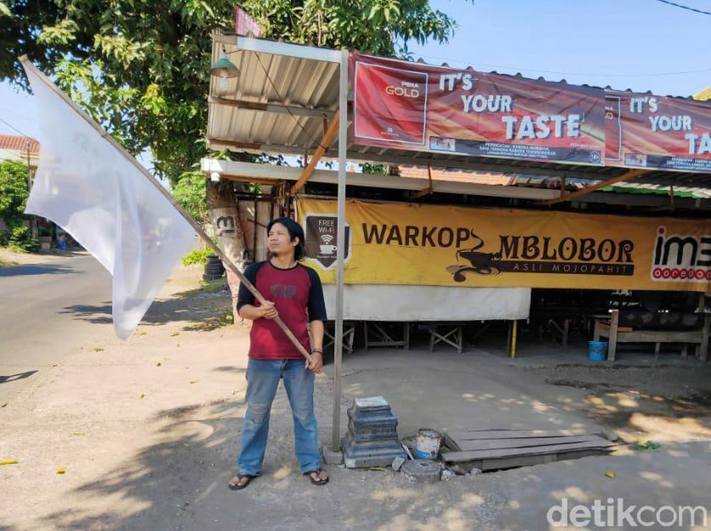 Tempat Wisata Mojokerto Kibarkan Bendera Putih untuk Ketuk Hati Jokowi Tempat Wisata Mojokerto Kibarkan Bendera Putih untuk Ketuk Hati Jokowi