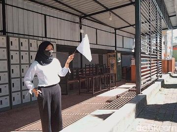 Foto: Pedagang Ramai-ramai Kibarkan Bendera Putih di saat PPKM