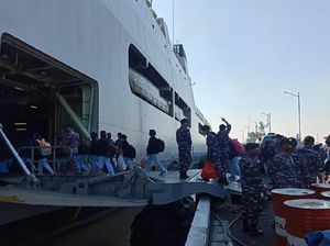 KRI Makassar-590 Dikerahkan untuk Vaksinasi Warga di Pulau Bawean