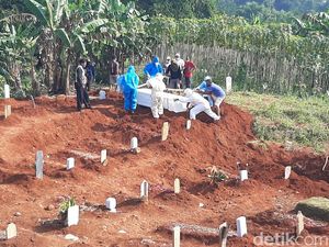 Sejumlah Makam COVID-19 Pondok Rajeg Berada di Bibir Jurang Ciliwung Sejumlah Makam COVID-19 Pondok Rajeg Berada di Bibir Jurang Ciliwung