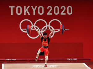 Li Fabin, Pesaing Eko Yuli yang Viral Lewat Gaya Angkat 1 Kaki