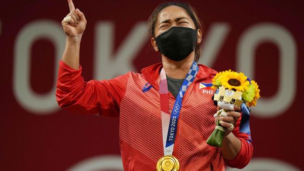 Foto: Sejarah! Lifter Ini Raih Emas Pertama Filipina di Olimpiade