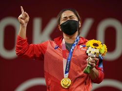 Foto: Sejarah! Lifter Ini Raih Emas Pertama Filipina di Olimpiade