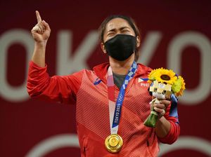 Foto: Sejarah! Lifter Ini Raih Emas Pertama Filipina di Olimpiade Foto: Sejarah! Lifter Ini Raih Emas Pertama Filipina di Olimpiade