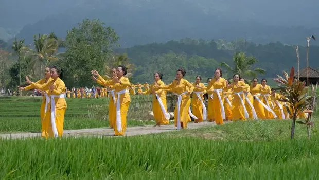 Wanita Bali menampilkan Tari Rejang Kesari saat pembukaan Jatiluwih Festival 2019 di kawasan cagar budaya pertanian Desa Jatiluwih, Tabanan, Bali, Jumat (20/9/2019). (ANTARA FOTO/Nyoman Hendra Wibowo)