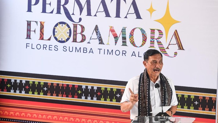 Menteri Koordinator Bidang Kemaritiman dan Investasi Luhut Binsar Pandjaitan memberikan sambutan pada acara puncak Gerakan Nasional Bangga Buatan Indonesia di Puncak Waringin, Labuan Bajo, Manggarai Barat, Nusa Tenggara Timur, Jumat (18/6/2021). Kegiatan yang bertajuk Kilau Digital Flobamora itu diharapkan dapat mendukung program pemerintah untuk memulihkan ekonomi dan pariwisata nasional yang terdampak pandemi COVID-19. ANTARA FOTO/Rivan Awal Lingga/aww.
