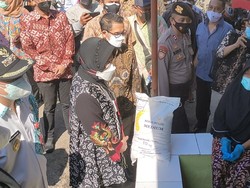 Cek Bansos di Pekalongan, Risma: Ada Masalah di Sembako