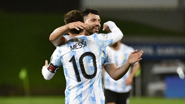 CUIABA, BRAZIL - JUNE 28: Lionel Messi of Argentina celebrates with teammate Sergio Agüero after scoring the third goal of his team during a Group A match between Argentina and Bolivia as part of Copa America 2021 at Arena Pantanal on June 28, 2021 in Cuiaba, Brazil. (Photo by Rogerio Florentino/Getty Images)