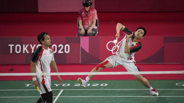 Indonesia's Hendra Setiawan and Mohammad Ahsan play against South Korea's Choi Sol-gyu and Seo Sung-jae during their men's doubles group play stage badminton match at the 2020 Summer Olympics, Tuesday, July 27, 2021, in Tokyo, Japan. (AP Photo/Dita Alangkara)