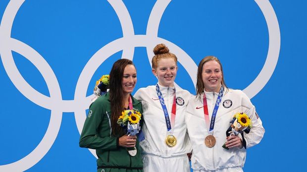 Tokyo 2020 Olympics - Swimming - Women's 100m Breaststroke - Medal Ceremony - Tokyo Aquatics Centre - Tokyo, Japan - July 27, 2021. Lydia Jacoby of the United States, Tatjana Schoenmaker of South Africa and Lilly King of the United States pose with their gold, silver and bronze medal respectively REUTERS/Marko Djurica
