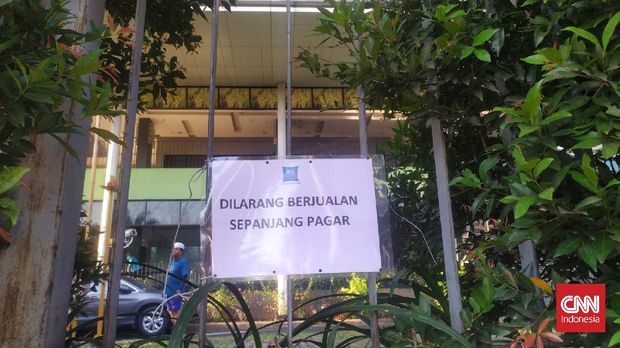 Manajemen Hotel Ibis Budget Daan Mogot, Jakarta Barat, menutup pagar di halaman hotel dengan menggunakan banner imbas adanya pasien isolasi Covid-19 di hotel tersebut yang ketahuan makan bakso keliling, lewat pagar.