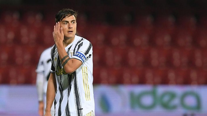 BENEVENTO, ITALY - NOVEMBER 28: Paulo Dybala of Juventus stands disappointed during the Serie A match between Benevento Calcio and Juventus at Stadio Ciro Vigorito on November 28, 2020 in Benevento, Italy. (Photo by Francesco Pecoraro/Getty Images)
