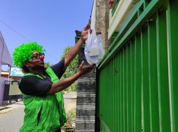 Kisah Pemain Badut Jadi Tukang Ojek Layani Warga Isoman di Pacitan