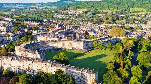 pemandangan kota Bath di Inggris Royal Crescent, one of Bath's most famous historic streets, and the lawns, parkland and other streets surrounding it. Photographed from a hot air balloon.