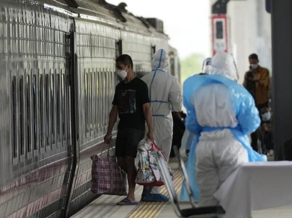 Proses Pemindahan 100 Pasien Positif Covid-19 di Bangkok Proses Pemindahan 100 Pasien Positif Covid-19 di Bangkok