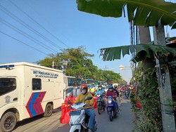Lalin di Penyekatan Pesing Jakbar Padat, Pengendara Tertib Antre Pemeriksaan