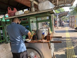 Polisi Sulsel Borong Dagangan Warga dengan Harga 10 Kali Lipat