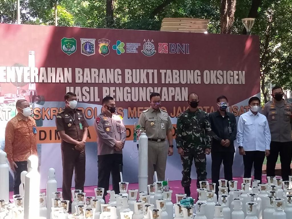 Kapolda Metro Serahkan 138 Tabung Oksigen Hasil Sitaan ke Anies Kapolda Metro Serahkan 138 Tabung Oksigen Hasil Sitaan ke Anies