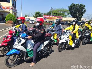Polisi-Mahasiswa Cianjur Sebar Sembako ke Warga Terdampak Pandemi Polisi-Mahasiswa Cianjur Sebar Sembako ke Warga Terdampak Pandemi