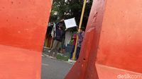 PPKM, Pedagang di Tegal Kibarkan Bendera Putih