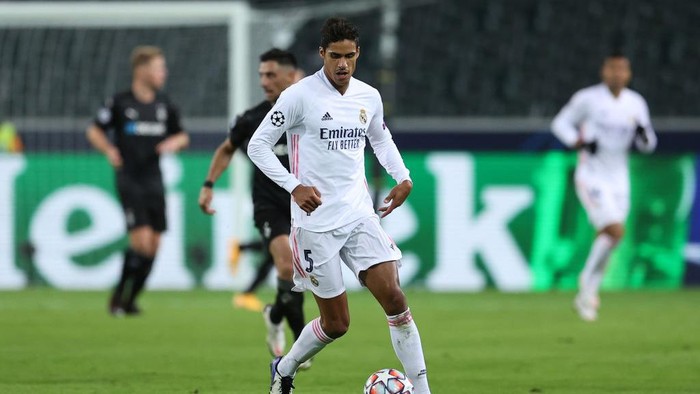 MOENCHENGLADBACH, GERMANY - OCTOBER 27: 
Raphael Varane of Mdrid runs with the ball during the UEFA Champions League Group B stage match between Borussia Moenchengladbach and Real Madrid at Borussia-Park on October 27, 2020 in Moenchengladbach, Germany. (Photo by Lars Baron/Getty Images)