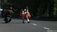Semangat Jenderal Boneng Jualan Kembang Tahu Saat PPKM