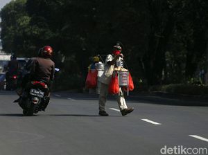 Semangat Jenderal Boneng Jualan Kembang Tahu Saat PPKM
