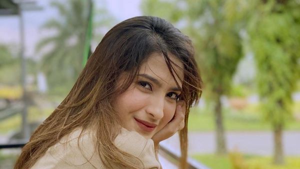 Keseruan Shirin Safira saat Nongkrong dan Menikmati Kopi di Kafe