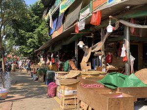 Boleh Buka Saat PPKM Level 4 Lanjutan, Pasar Senen Masih Sepi Pembeli