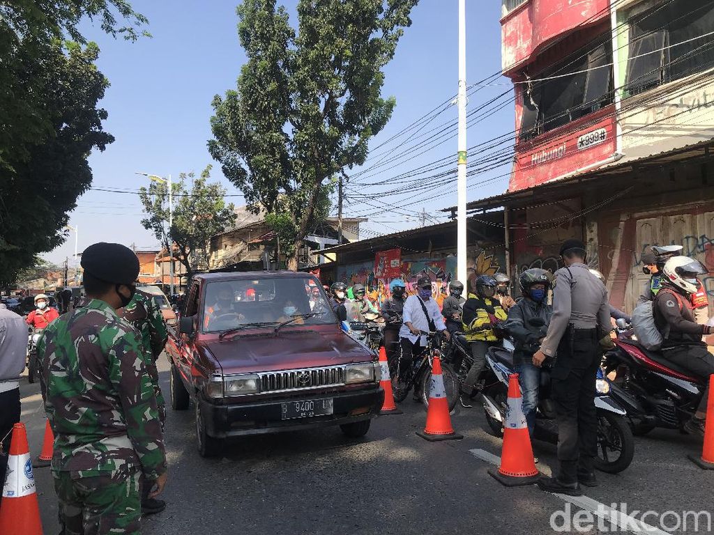 Penyekatan PPKM di Lenteng Agung, Antrean Kendaraan Mengular Penyekatan PPKM di Lenteng Agung, Antrean Kendaraan Mengular
