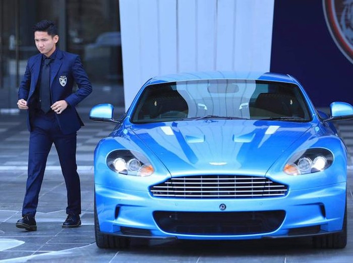 Syahrian Abimanyu menjadi model iklan mobil mewah di Johor Darul Takzim.