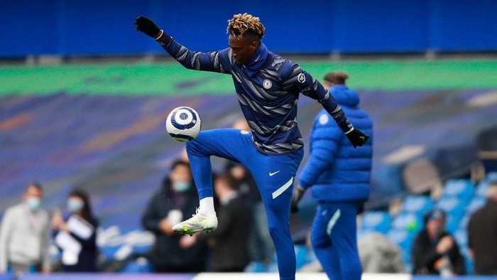 LONDON, ENGLAND - MAY 01: Tammy Abraham of Chelsea warms up prior to the Premier League match between Chelsea and Fulham at Stamford Bridge on May 01, 2021 in London, England. Sporting stadiums around the UK remain under strict restrictions due to the Coronavirus Pandemic as Government social distancing laws prohibit fans inside venues resulting in games being played behind closed doors. (Photo by Ian Walton - Pool/Getty Images)