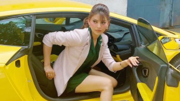 Potret Ratu Kecantikan saat Kerepotan Keluar Lamborghini Gegara Tingginya