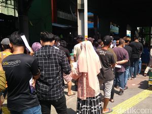 Tak Bisa Masuk Pasar, Pedagang Tanah Abang Ramai-ramai Antre Vaksin Corona