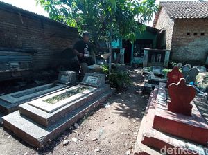 Miris, Ada Warga di Cirebon Hidup Berdampingan dengan Makam