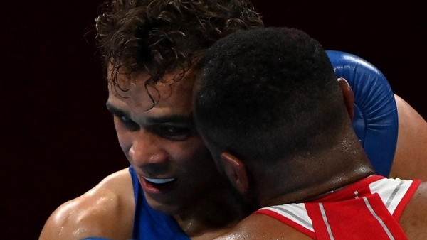 Moroccos Youness Baalla (red) and New Zealands David Nyika fight during their mens heavy (81-91kg) preliminaries round of 16 boxing match during the Tokyo 2020 Olympic Games at the Kokugikan Arena in Tokyo on July 27, 2021. (Photo by Luis ROBAYO / AFP)